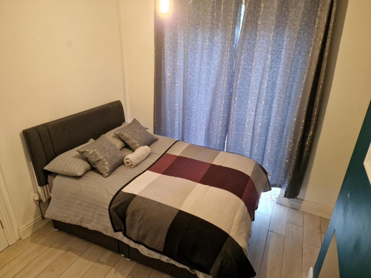 L & J Escapes- 4 Bedrooms Suitable For Contractors And Families- Large Private Parking-10 Minutes To M6 Junction 9 Coseley ภายนอก รูปภาพ